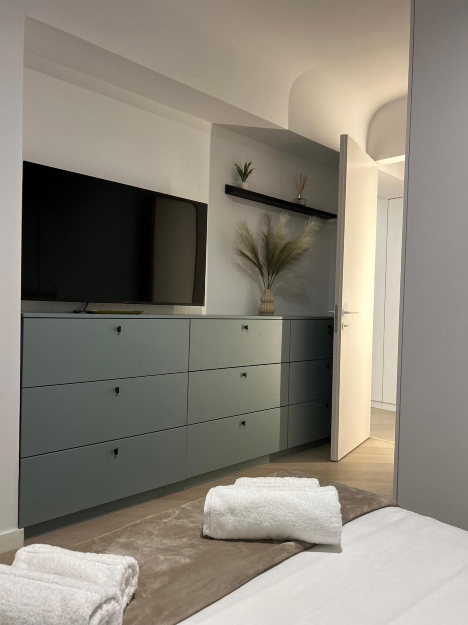 Exclusive With Private Parking & Balcony - 01 Appartamento